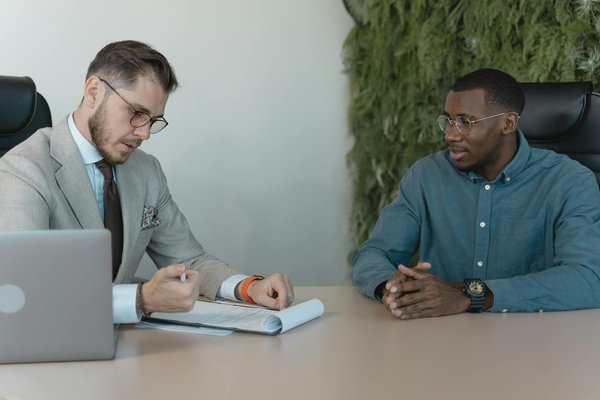 Comment devenir styliste de mode : les compétences et la formation requises